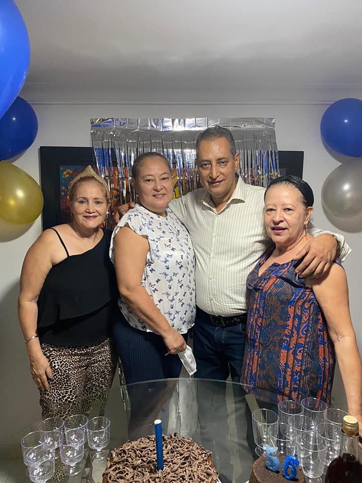 La familia y en especial sus hermanas se unieron a la celebración.